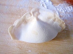 餃子の簡単な包み方(手作りの皮使用) レシピ・作り方